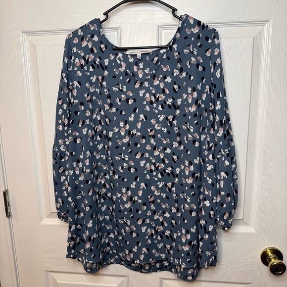 Collective Concepts Womens Long Sleeved Flowy Blouse with Abstract Pedal Design - Picture 1 of 6